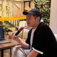 Kida speaking at an astrology talk, birth chart open on his laptop